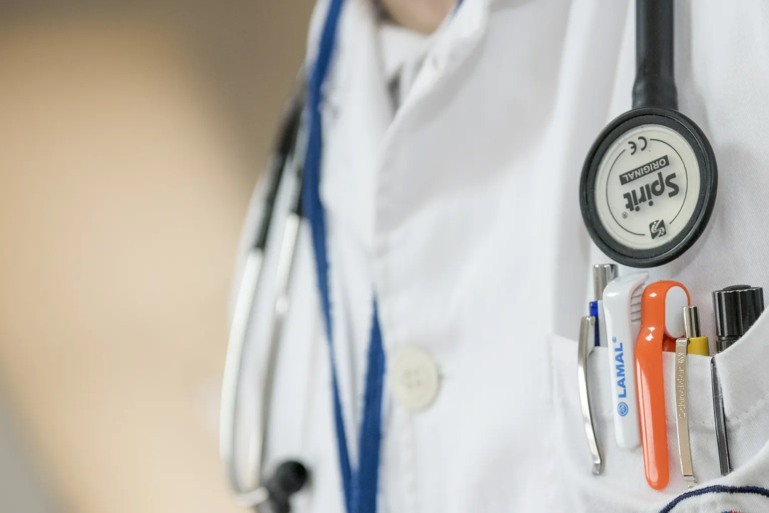 Une dirigeante échange avec un salarié au sujet de la complémentaire santé collective de l’entreprise.