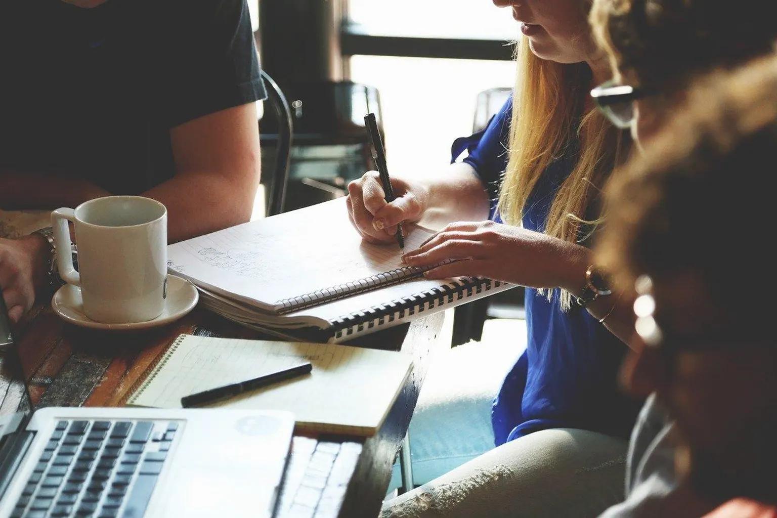 Investisseur analysant le cours et les données financières d’une entreprise avant d’acheter des actions.