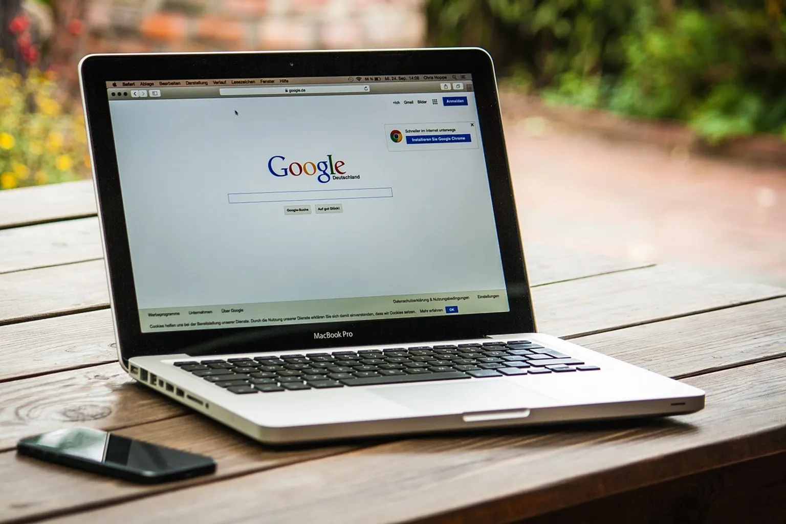 Logo Alphabet devant une représentation des activités de Google, du cloud et des projets technologiques du groupe.
