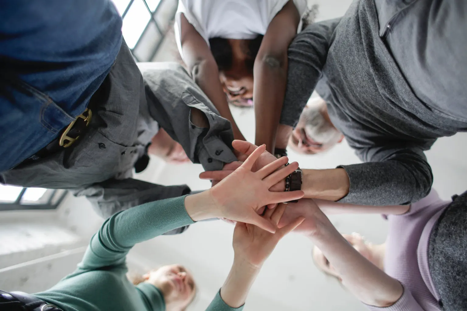 Des collaborateurs d’entreprise participent à un atelier de team building en extérieur et échangent autour d’un défi collectif.