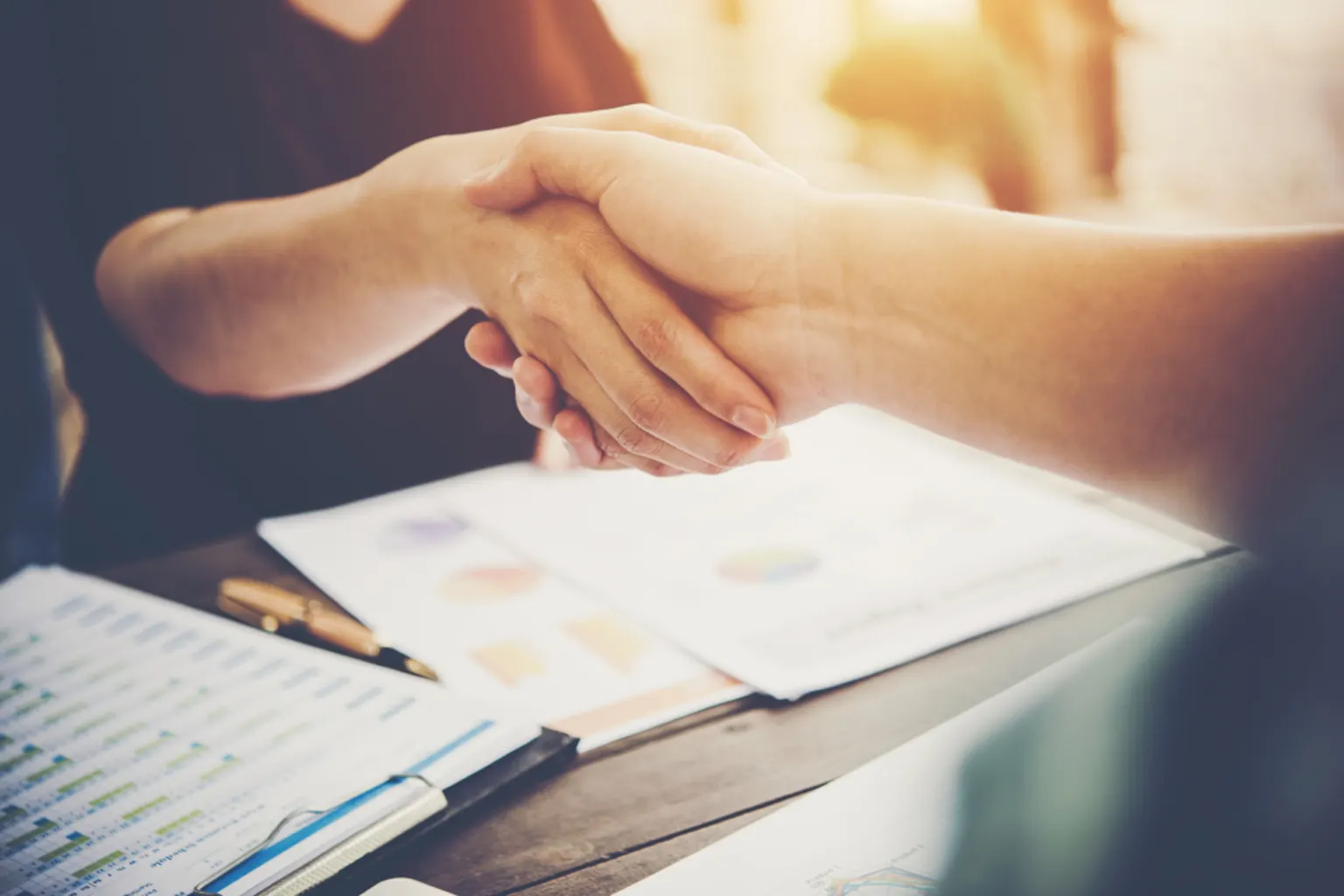 Consultante indépendante échangeant avec un client et consultant les conditions d’une mission en portage salarial.
