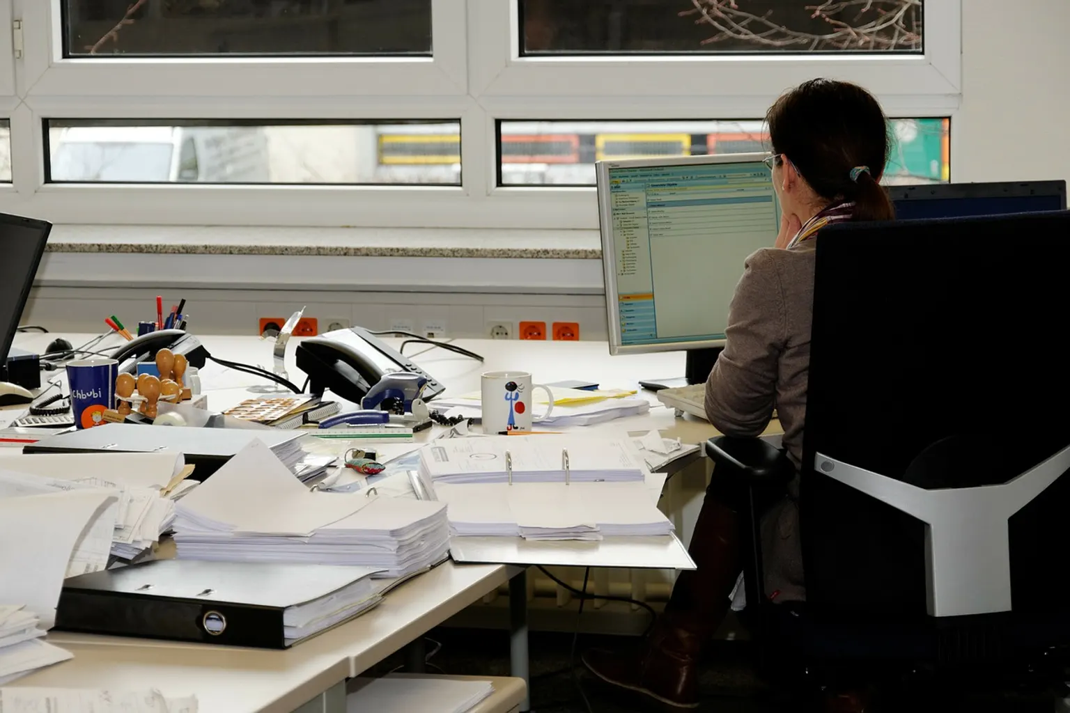 Réunion professionnelle rassemblant dirigeants, salariés et investisseurs autour d’une table de gouvernance d’entreprise.