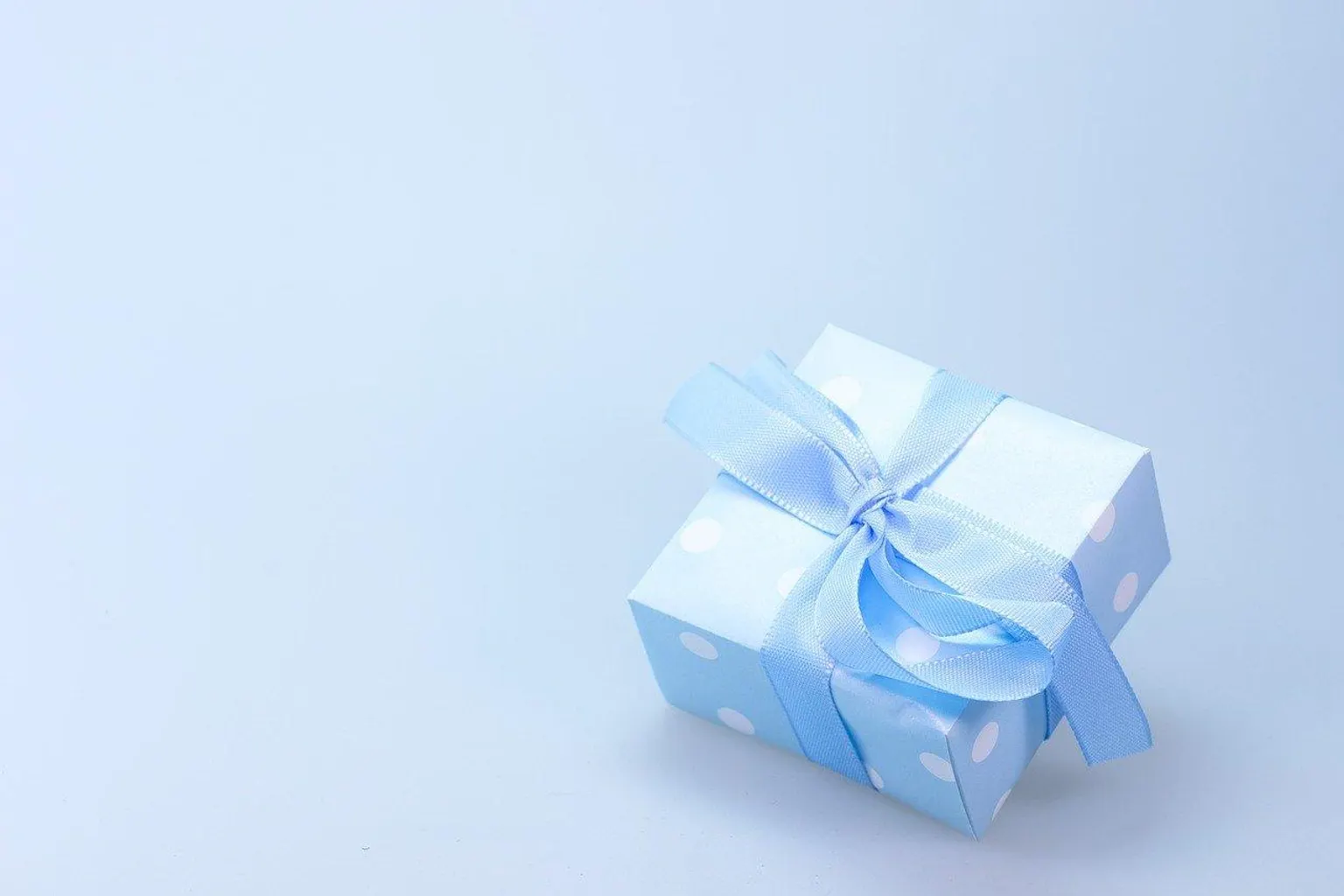 Coffret de cadeaux d’entreprise personnalisés disposé sur une table de réunion professionnelle.