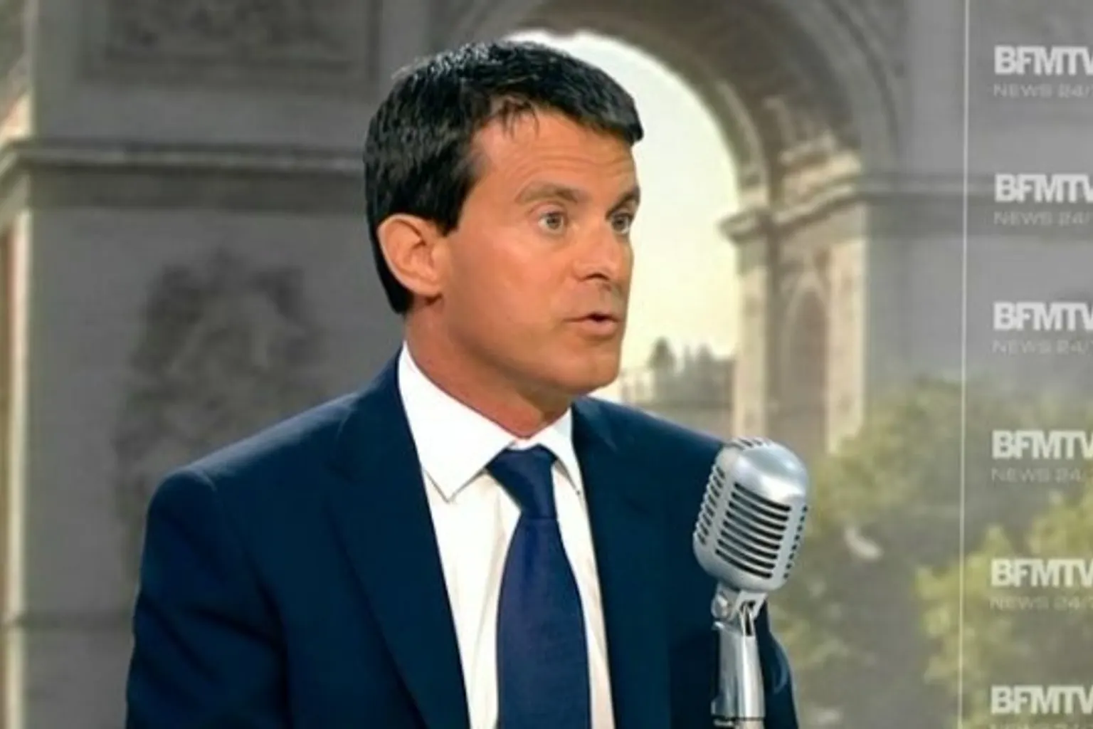 Un dirigeant examine un plan de financement et des équipements industriels pour préparer un investissement d’entreprise.