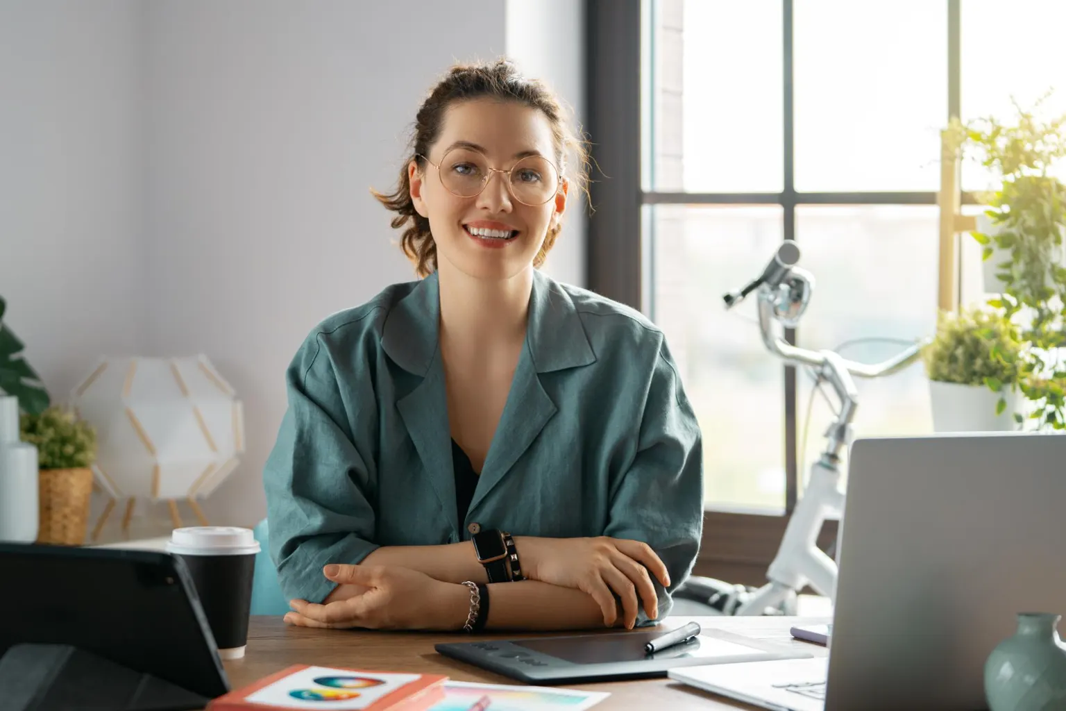 Une entrepreneure échange avec une équipe créative autour de maquettes de logo et d'une charte graphique.