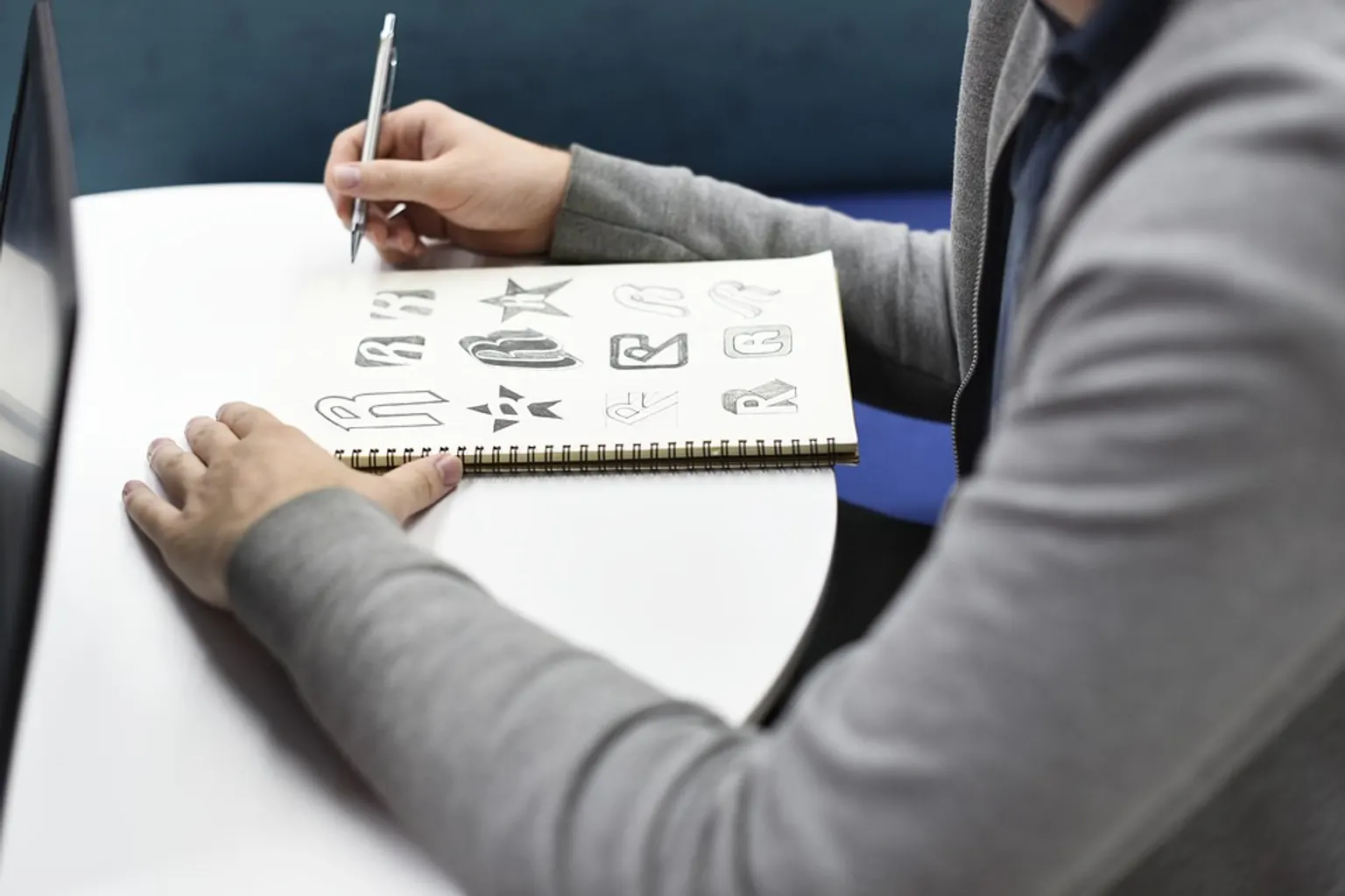 Professionnelle travaillant sur sa stratégie de marque personnelle devant un ordinateur portable et des graphiques de réseaux sociaux.