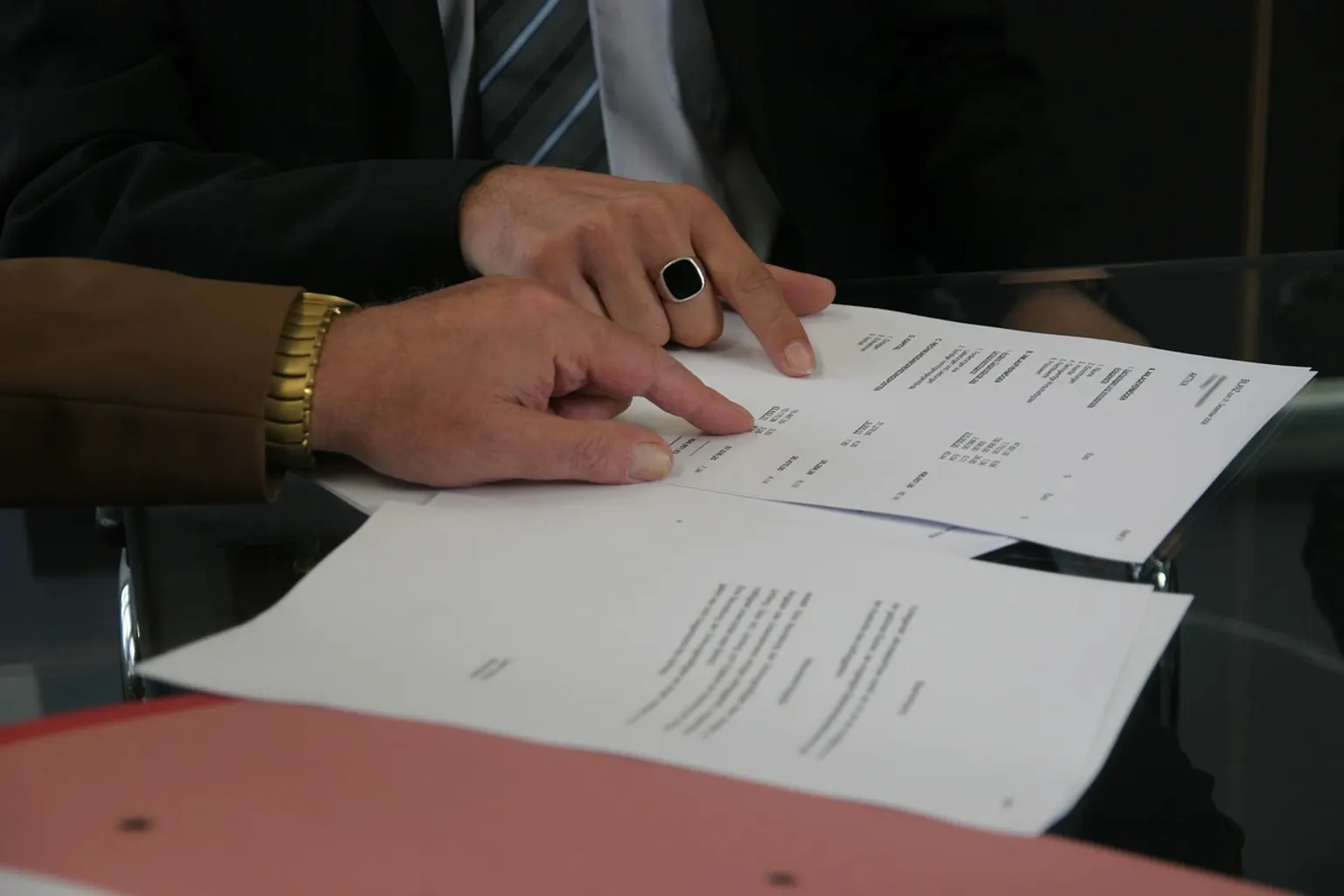 Dirigeante analysant les indicateurs de performance de son entreprise sur un tableau de bord numérique.