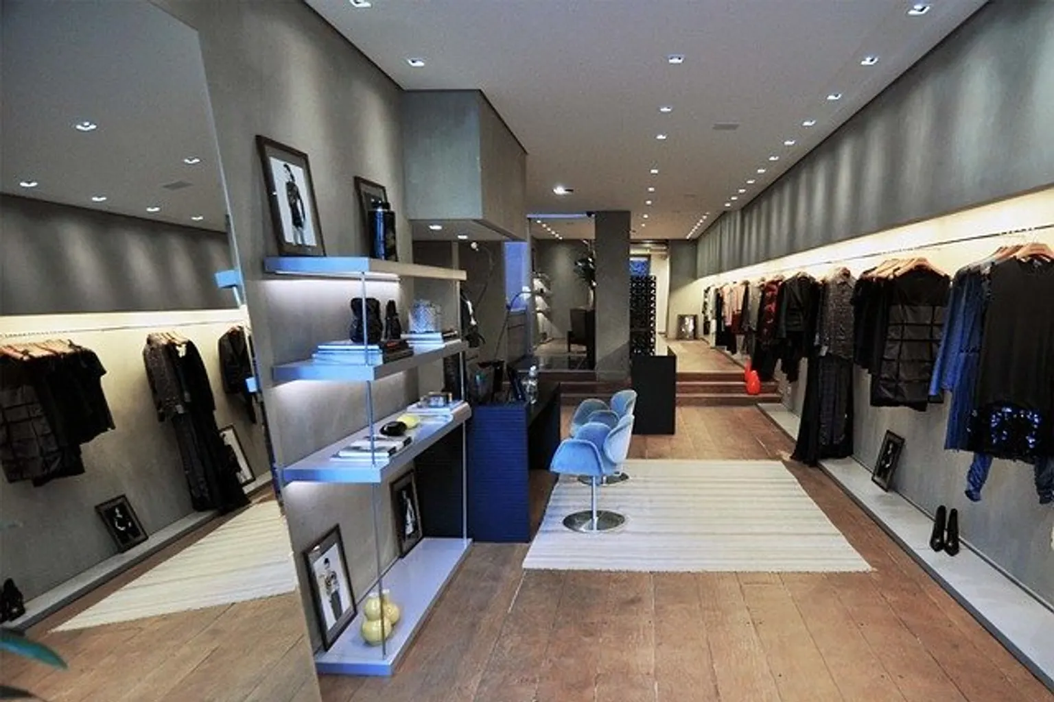 Une entrepreneuse prépare l’ouverture de sa boutique en organisant des produits sur des étagères de magasin.