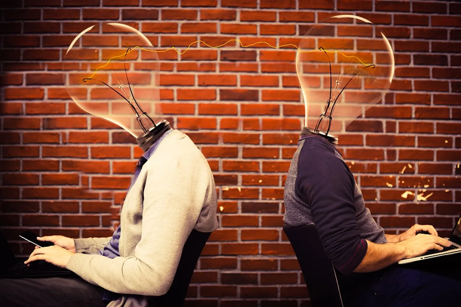 Une entrepreneuse prépare une stratégie de promotion pour son entreprise devant un ordinateur et des supports de communication.