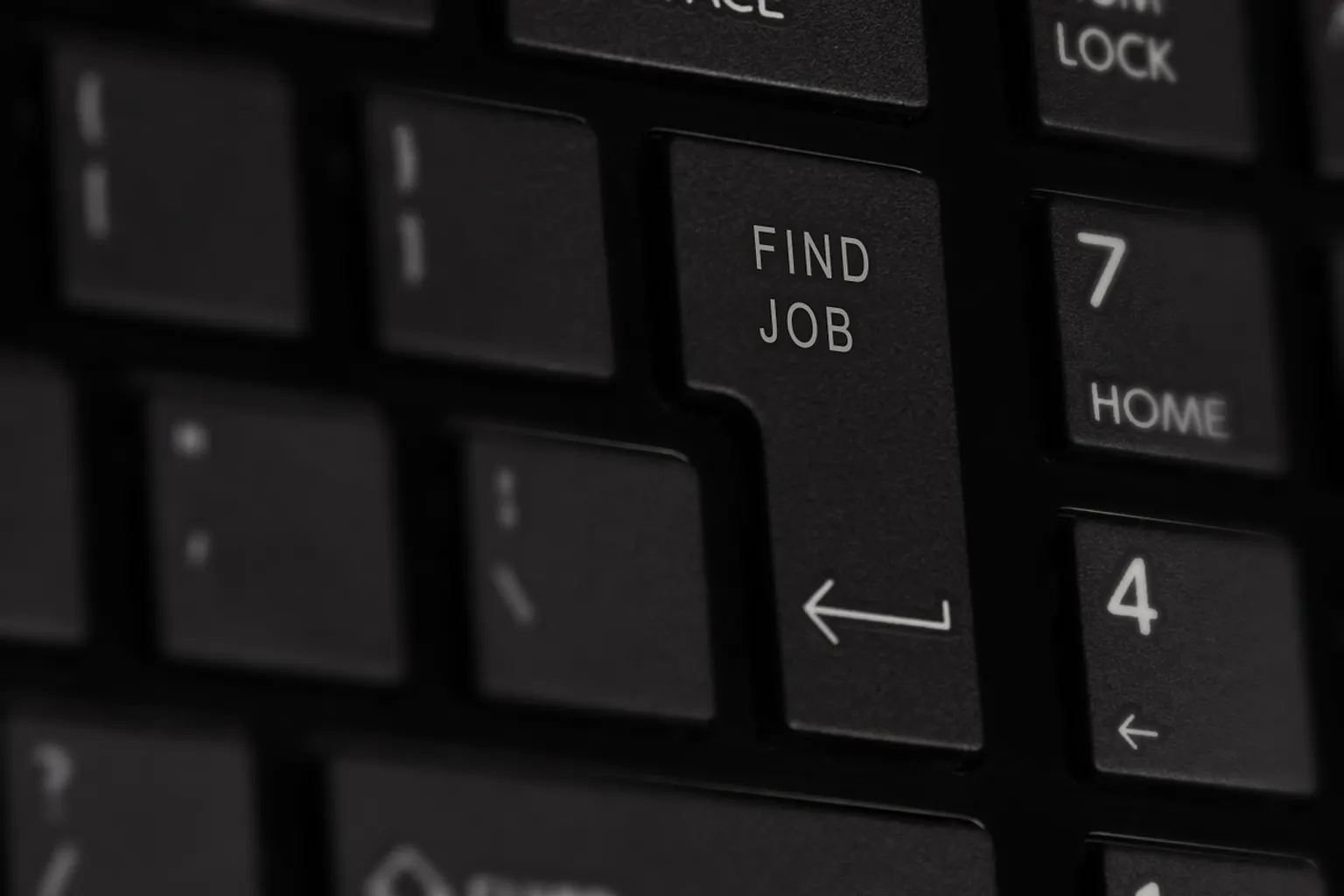 Jeune entrepreneur échangeant avec une candidate lors d’un entretien de recrutement dans un bureau lumineux.