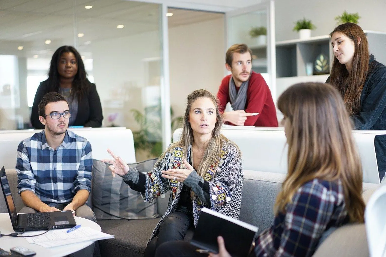 Une équipe échange autour d’une installation créative utilisée pour une campagne de communication d’entreprise.