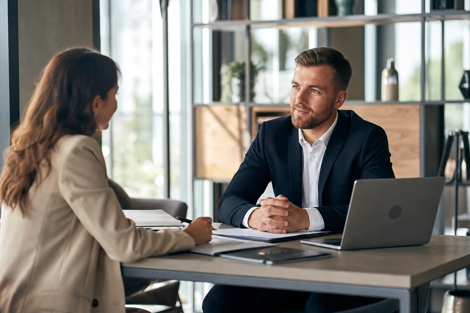 Un entrepreneur signe l'ouverture d'un compte bancaire professionnel dans une agence, face à un conseiller.