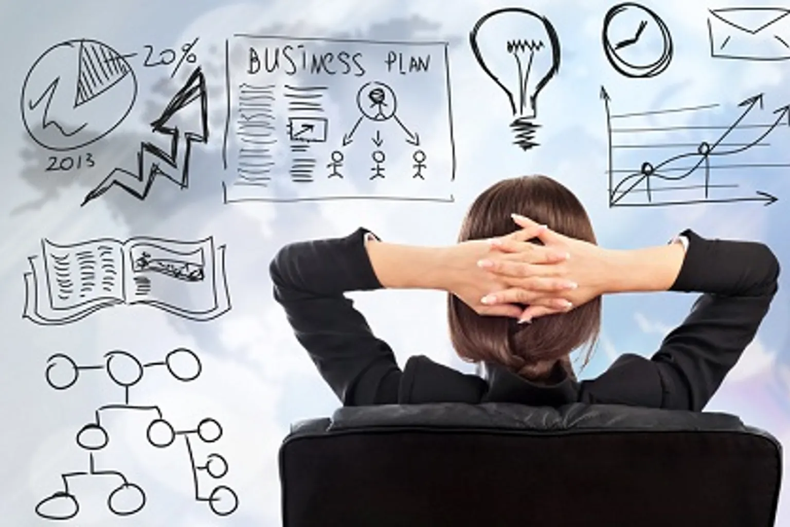 Un entrepreneur examine ses comptes personnels et son budget mensuel sur un ordinateur de bureau.