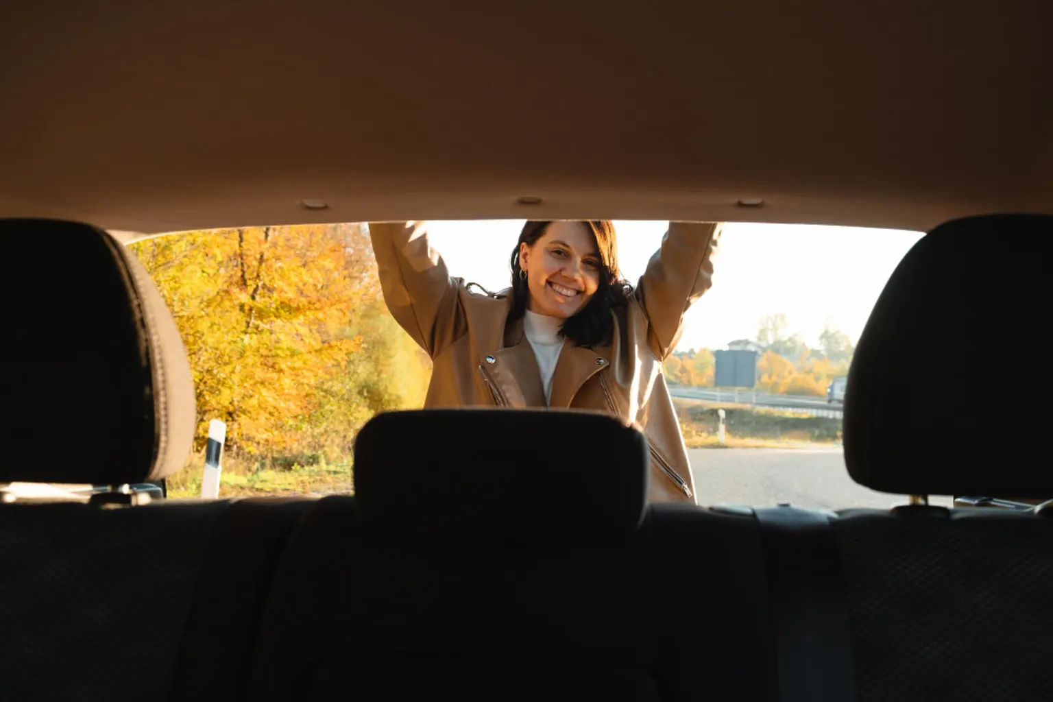 Un courtier en assurance compare des contrats automobiles avec un particulier et un responsable de flotte professionnelle.