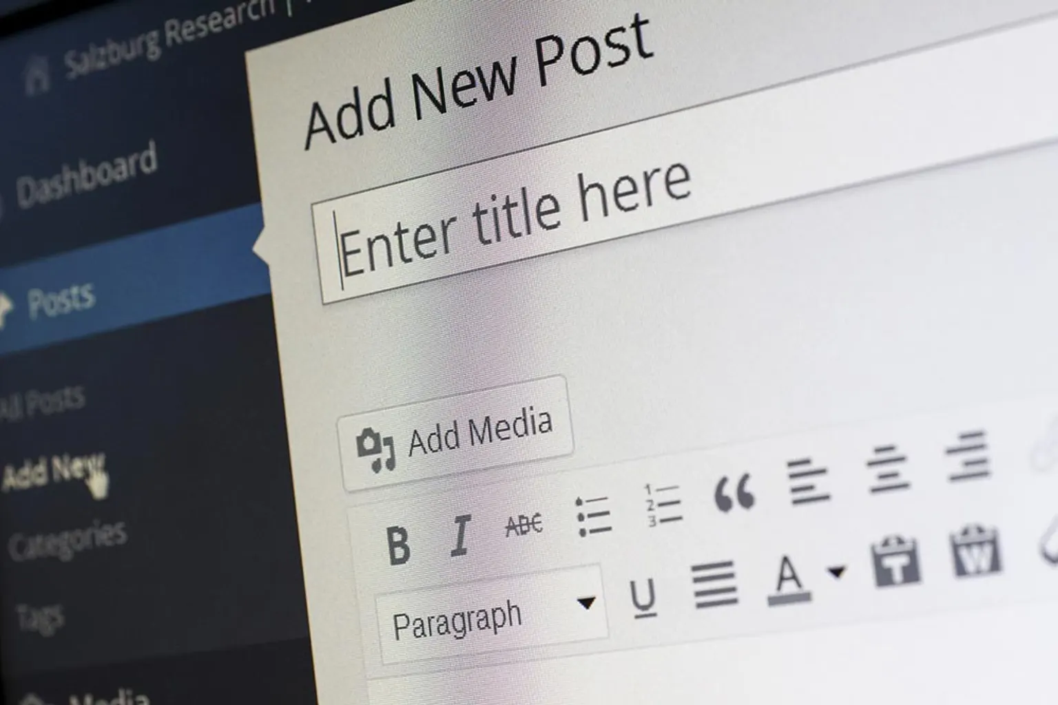 Entrepreneur travaillant sur une stratégie éditoriale de blog professionnel devant son ordinateur.
