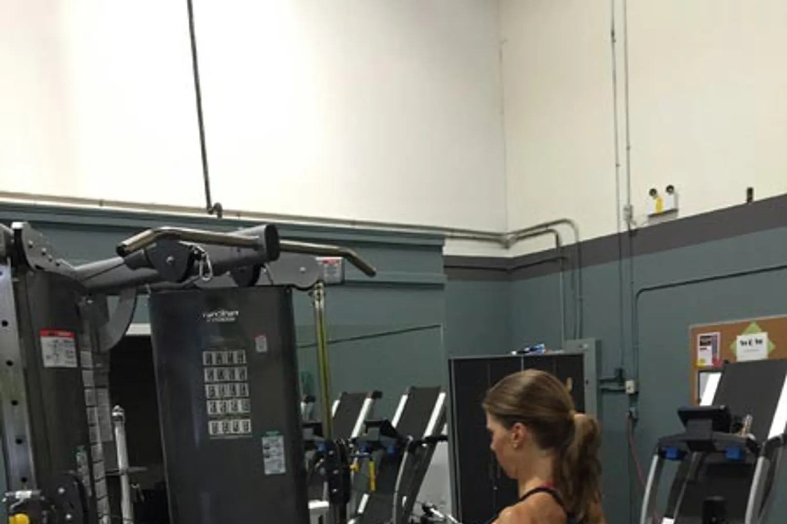 Entrepreneur analysant du matériel de fitness et des vélos avant de lancer une activité dans le sport.