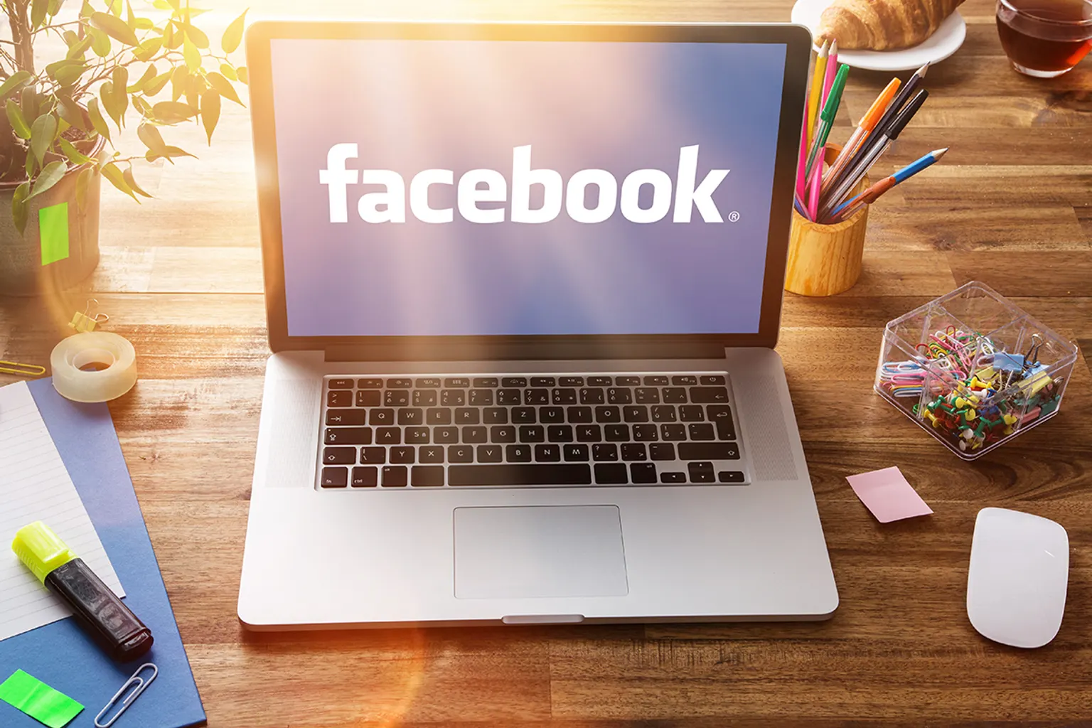 Entrepreneur analysant les statistiques d’engagement de son entreprise sur les réseaux sociaux depuis un ordinateur portable.