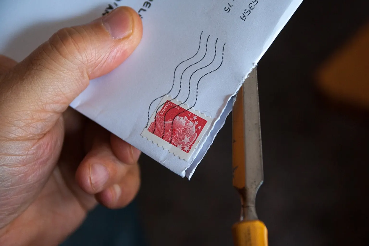 Une carte de vœux professionnelle personnalisée posée sur un bureau avec une enveloppe et un stylo.