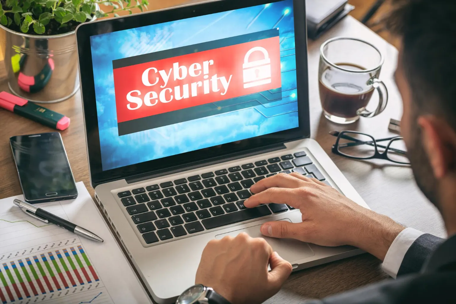 Professionnelle suivant une formation de cybersécurité en ligne sur un ordinateur depuis son domicile.