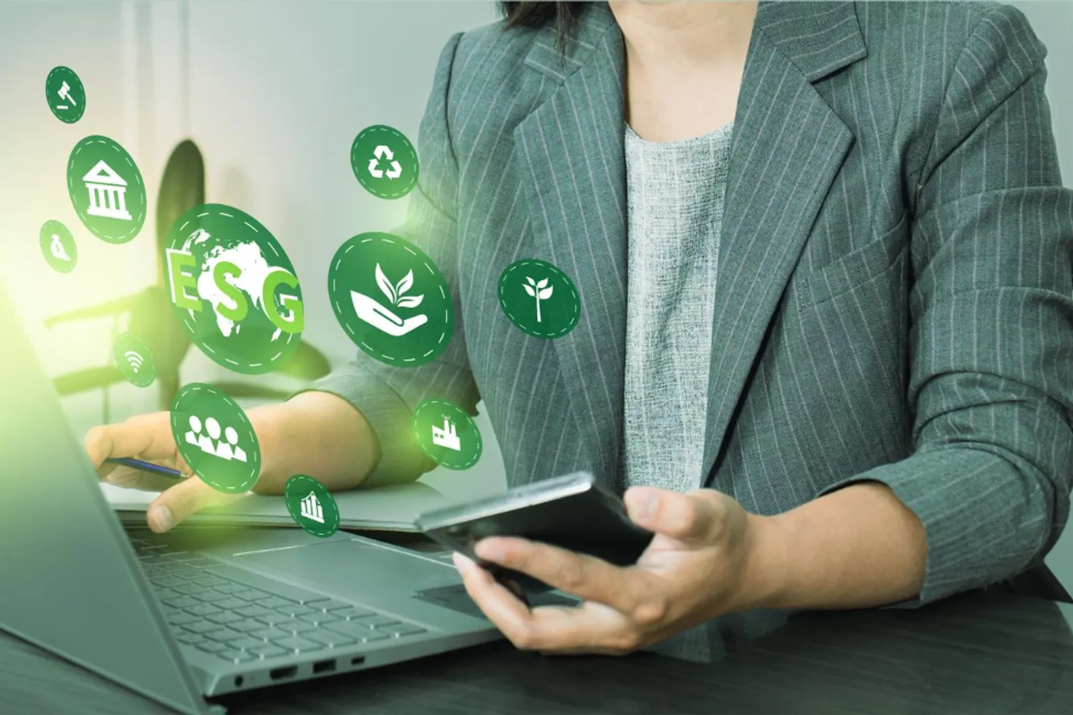 Une équipe d'entreprise échange autour d'indicateurs environnementaux et sociaux affichés sur un tableau de bord.