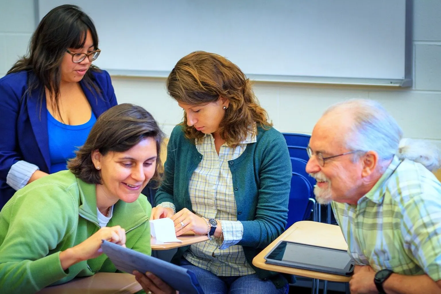 Une coach échange avec son client lors d’une séance de coaching individuel dans un bureau lumineux.