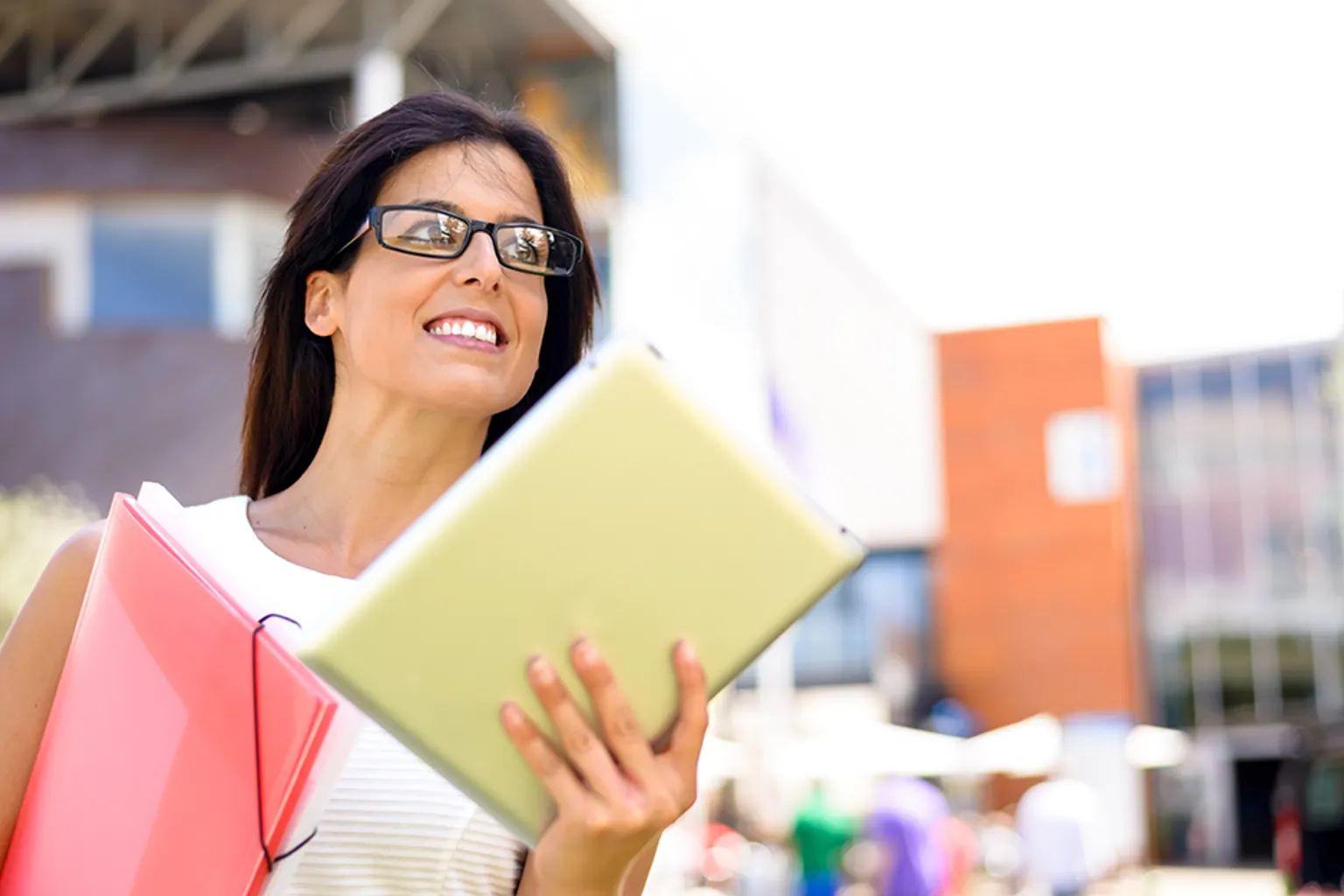 Jeune entrepreneure travaillant sur son ordinateur et préparant la création de sa micro-entreprise.