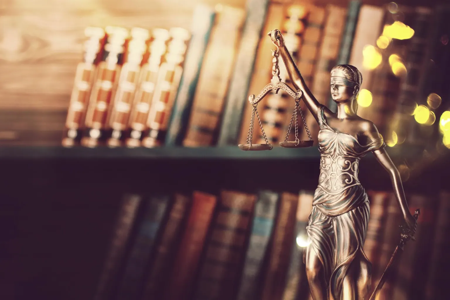 Une avocate en propriété intellectuelle analyse un dossier de dépôt de marque avec des documents juridiques sur son bureau.