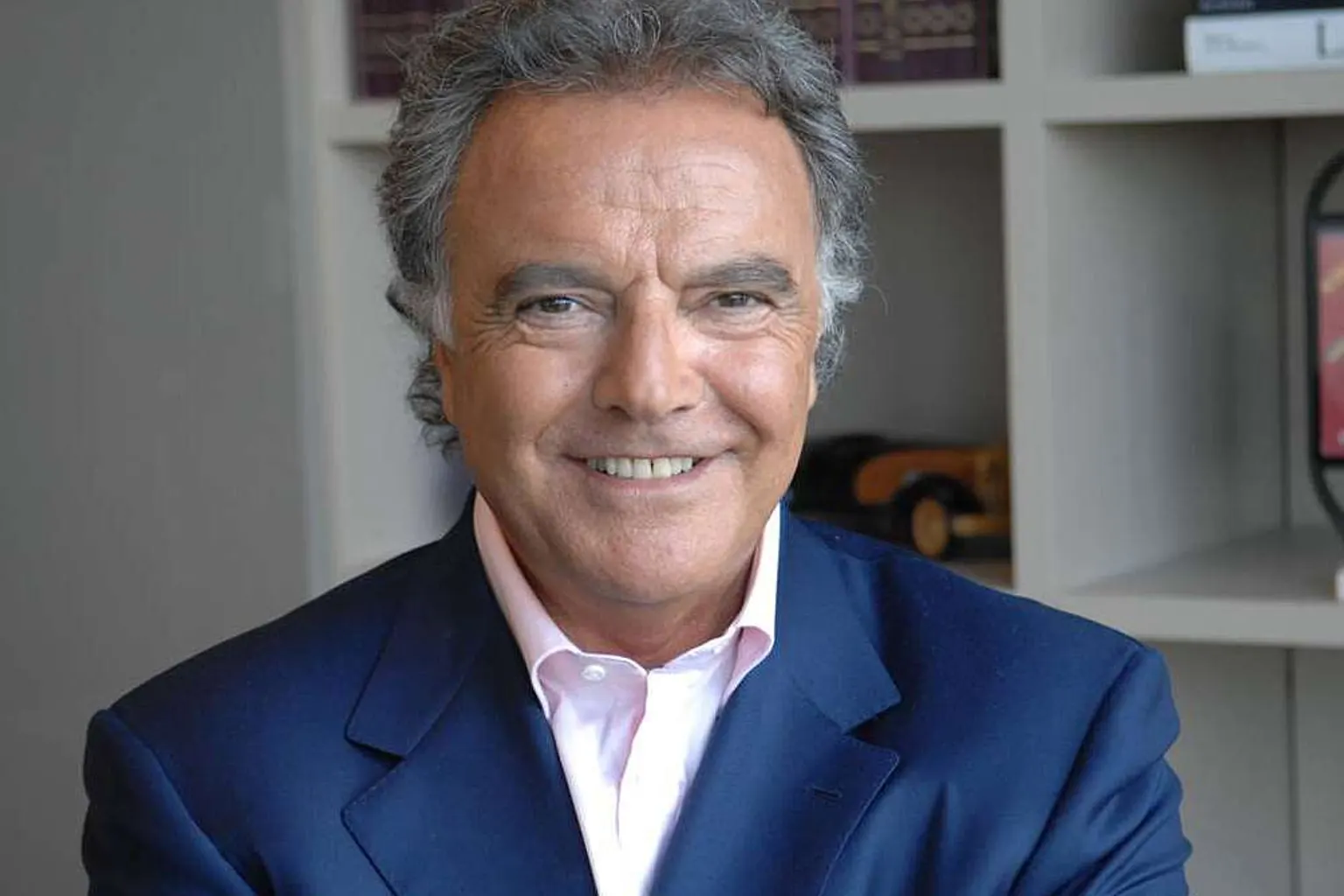 Un entrepreneur analyse un plan de développement commercial devant la vitrine d’un magasin d’optique.