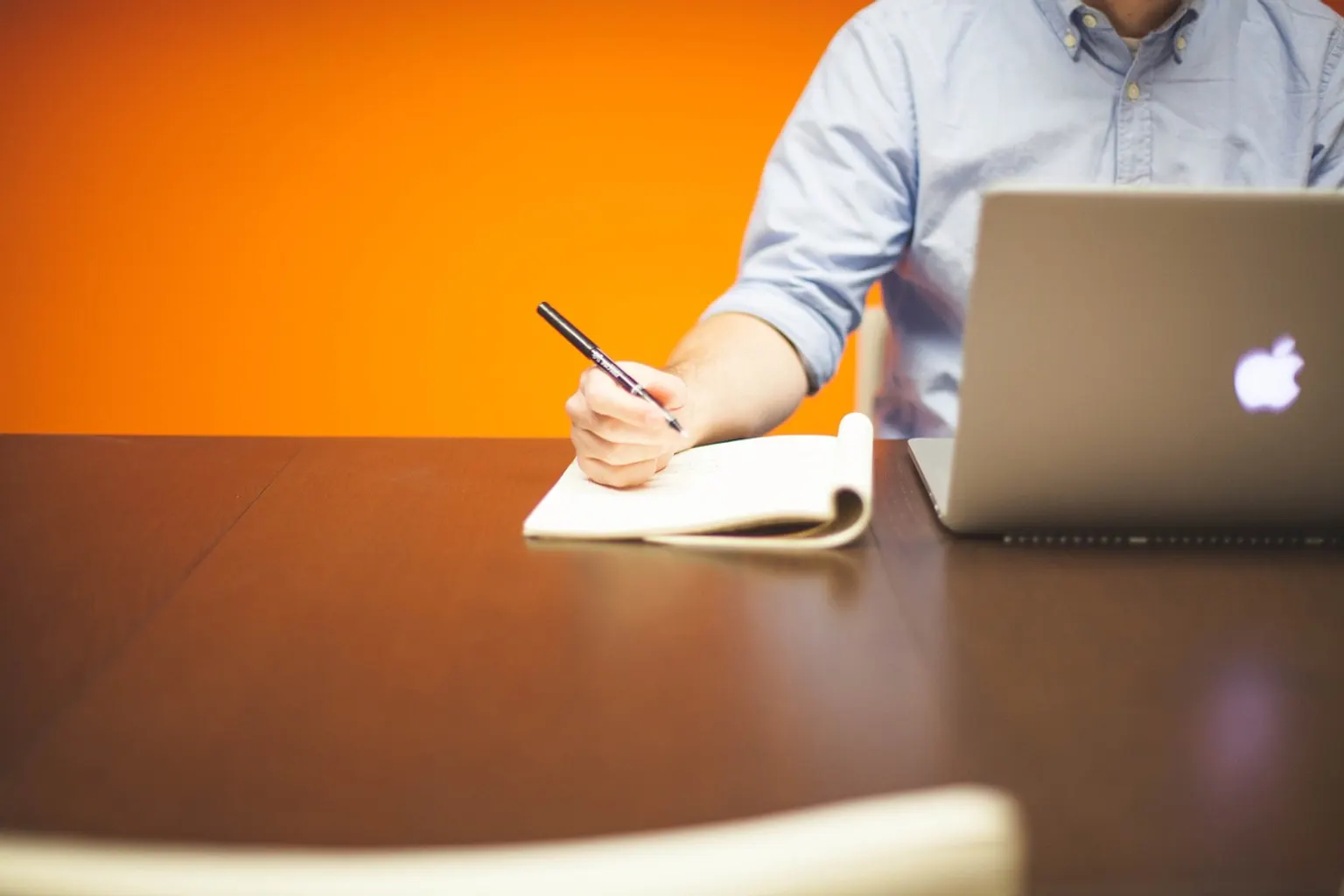 Entrepreneur analysant ses priorités et son plan d’action devant un tableau de stratégie dans un bureau lumineux.