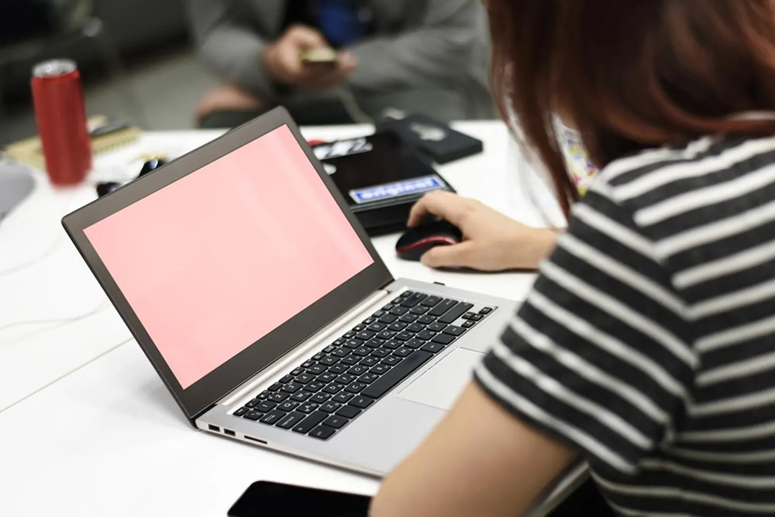 Professionnels travaillant et échangeant dans un espace de coworking lumineux et convivial.