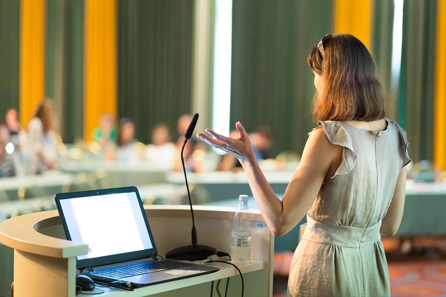 Une équipe d’entreprise réunie en atelier collaboratif lors d’un séminaire en dehors de ses bureaux.