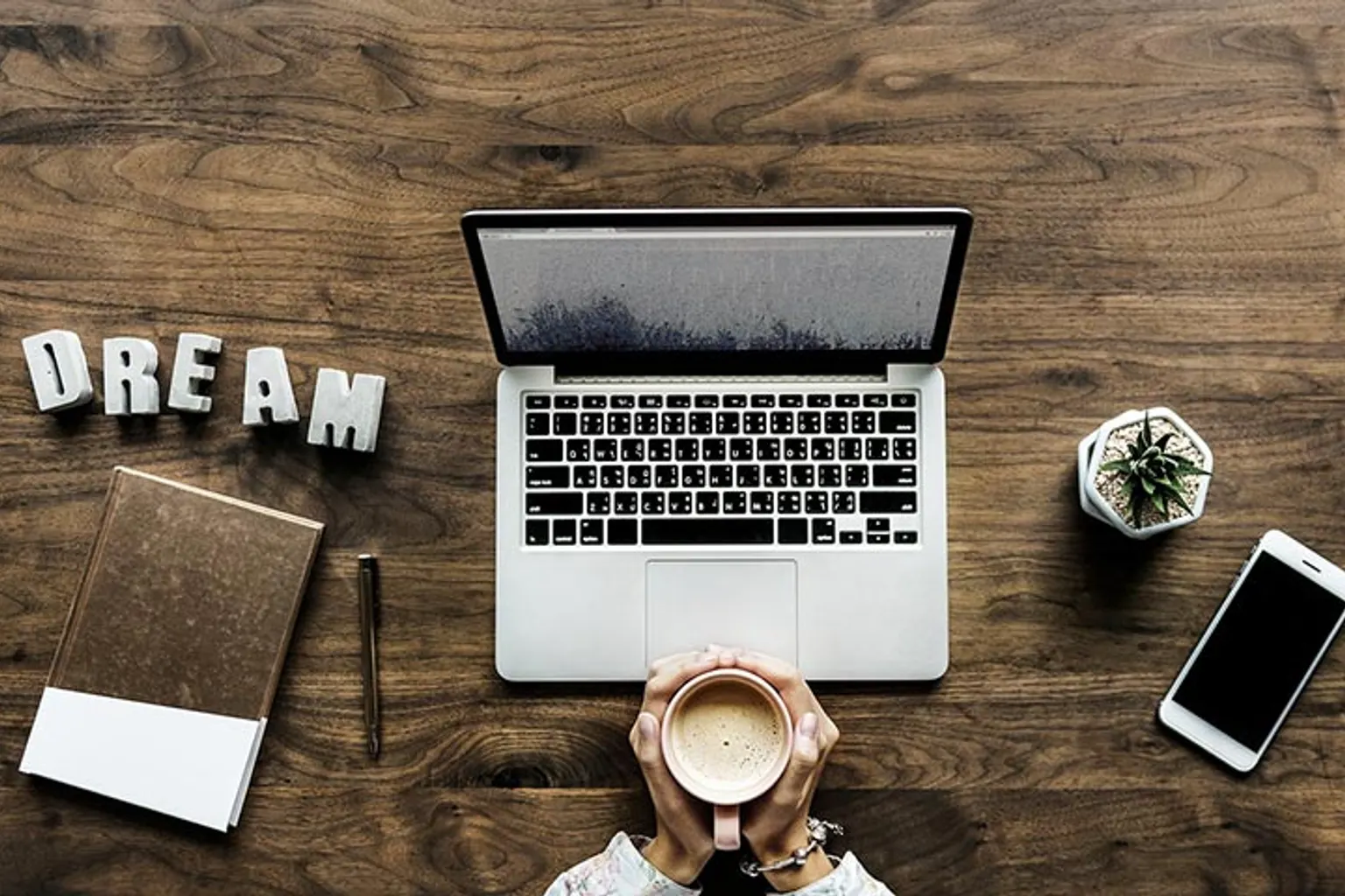 Entrepreneur analysant un projet de création d’entreprise avec des notes, un ordinateur et des indicateurs financiers.