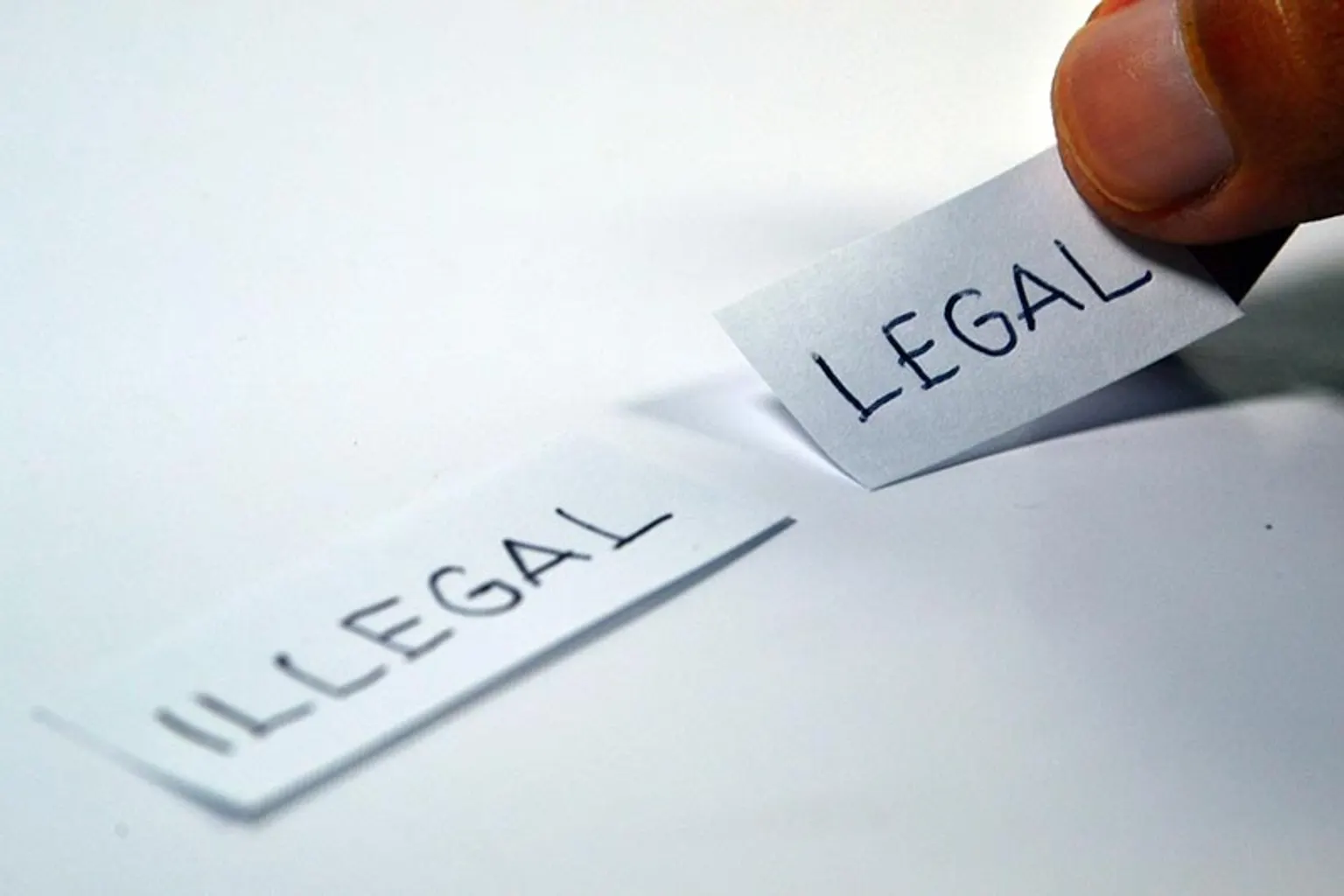 Un commissaire de justice photographie l’état d’un bien immobilier afin de rédiger un procès-verbal de constat.