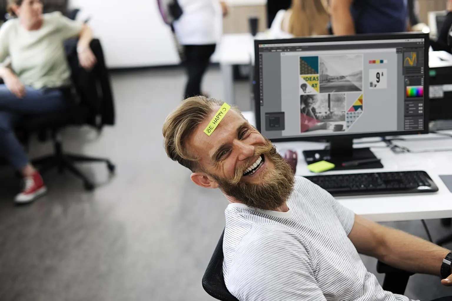 Équipe de salariés travaillant dans un espace de bureau ouvert, lumineux et aménagé avec des séparations acoustiques.