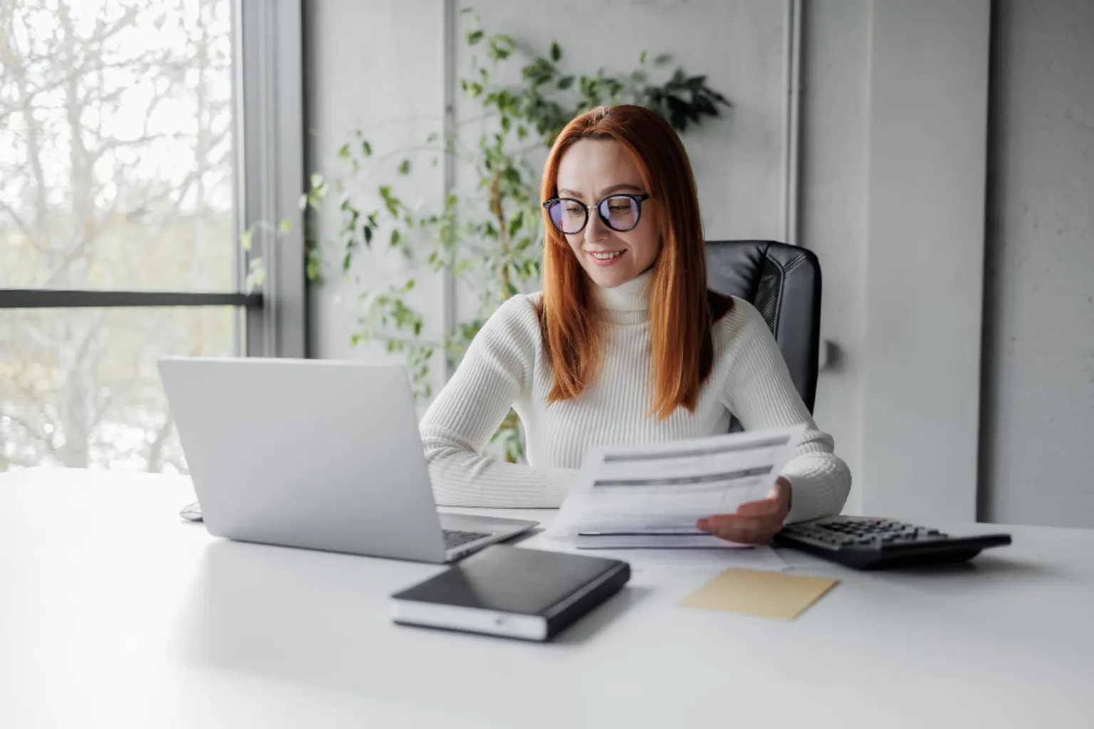 Entrepreneur comparant des logiciels de facturation sur un ordinateur avant de choisir une solution pour son entreprise.