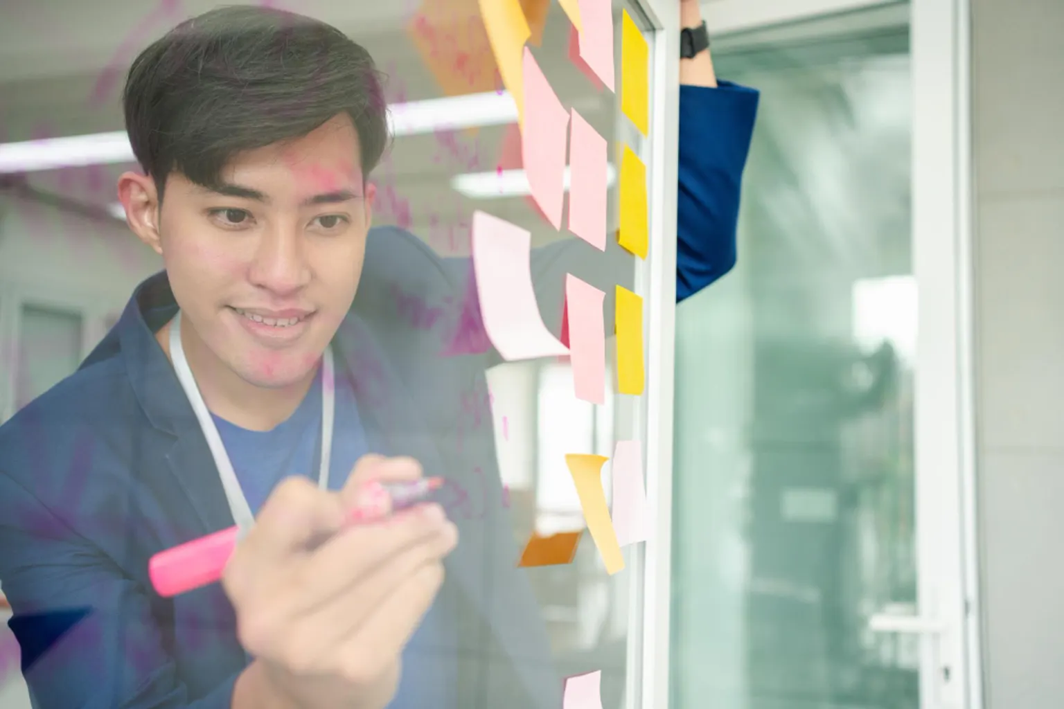 Entrepreneur analysant des profils de clients et une carte de segmentation pour identifier un marché de niche.