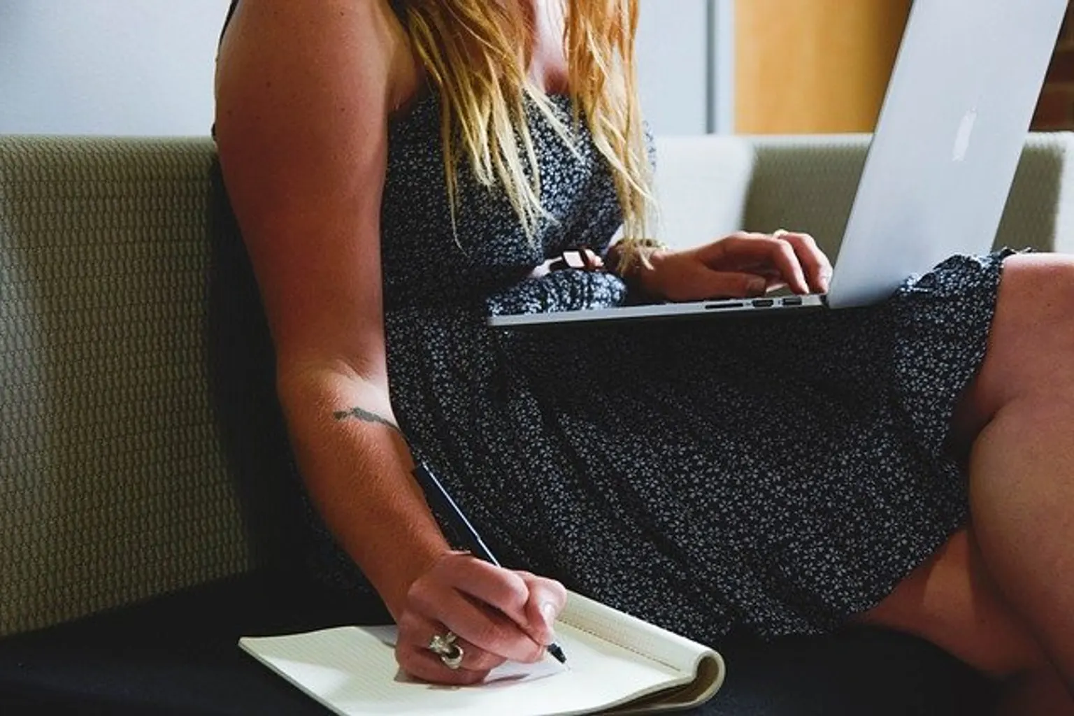 Une responsable échange en visioconférence avec son équipe travaillant à distance depuis différents bureaux à domicile.
