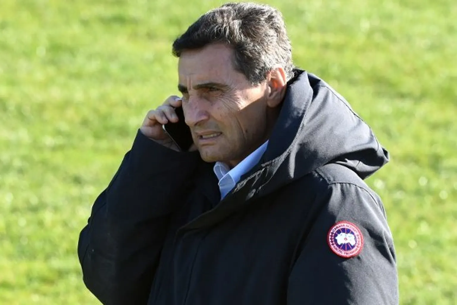 Mohed Altrad devant des structures d’échafaudage, symbole du développement international de son groupe industriel.