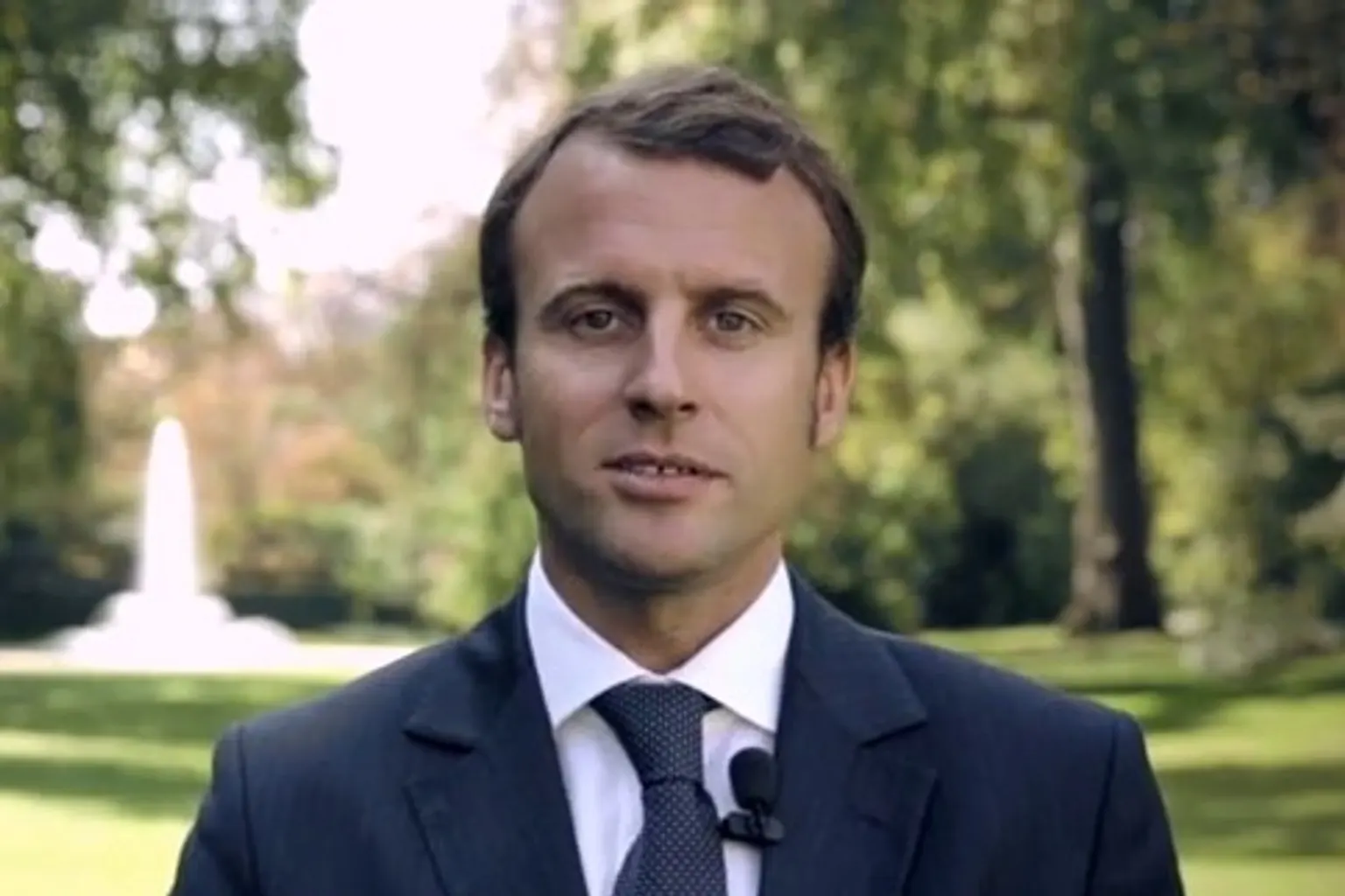 Une entrepreneure examine des documents juridiques et financiers à son bureau, symbole des effets de la loi Macron sur les entreprises.