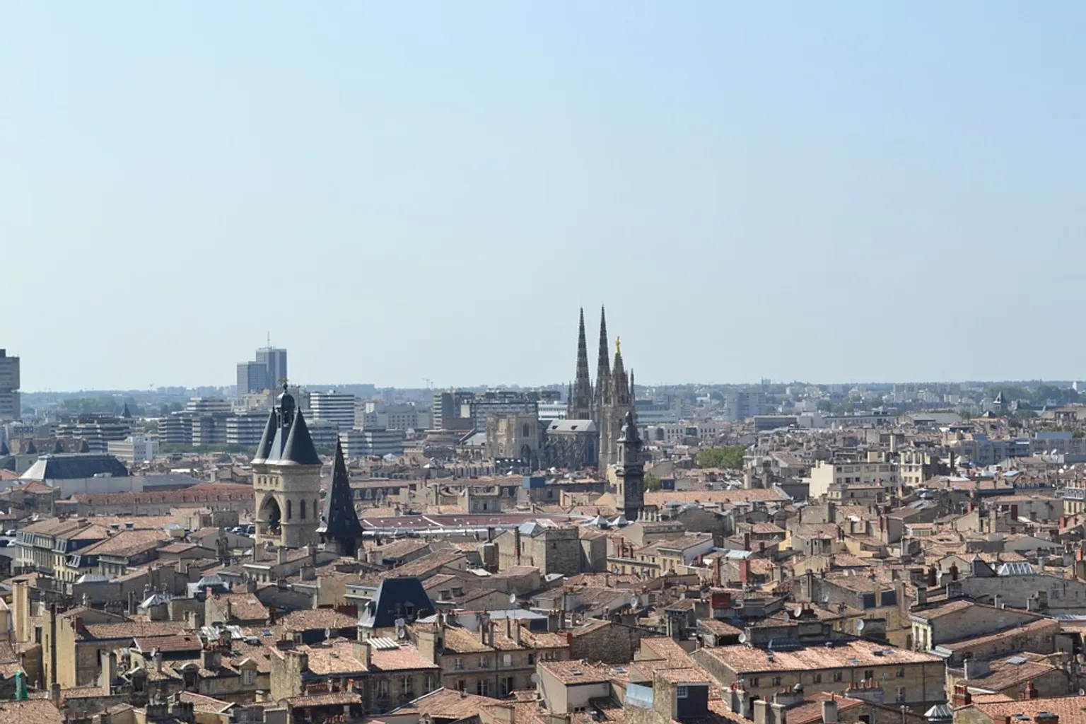 Vue d'un quartier d'affaires de Nouvelle-Aquitaine illustrant le dynamisme économique régional et l'implantation d'entreprises.