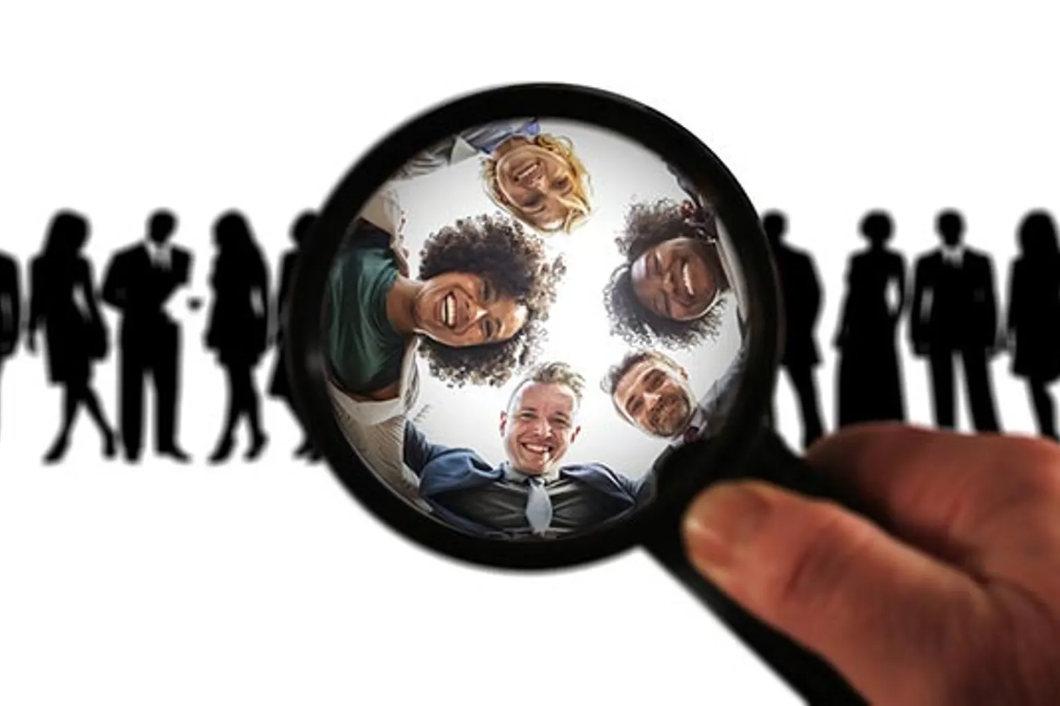 Deux professionnels échangent une recommandation commerciale lors d’un rendez-vous d’affaires.