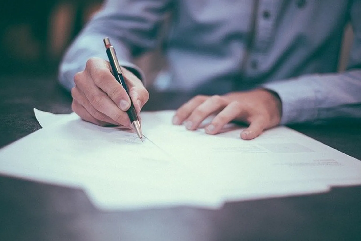 Une salariée suit une formation professionnelle sur ordinateur pendant qu’un manager l’accompagne dans un bureau.