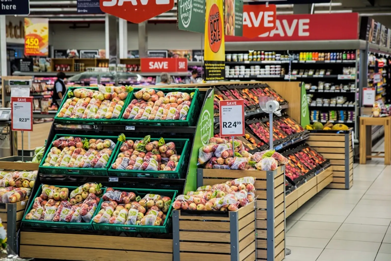 Chaîne agro-alimentaire moderne reliant une exploitation agricole, une usine de transformation et un rayon de distribution.