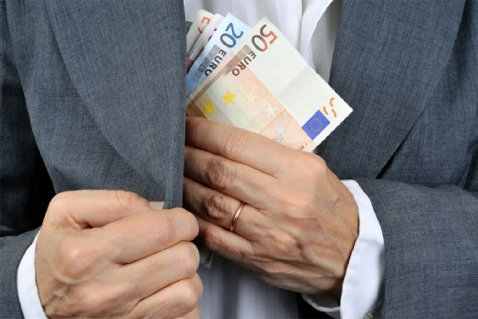 Une responsable financière vérifie les coordonnées bancaires d’un fournisseur avant de valider un virement professionnel.