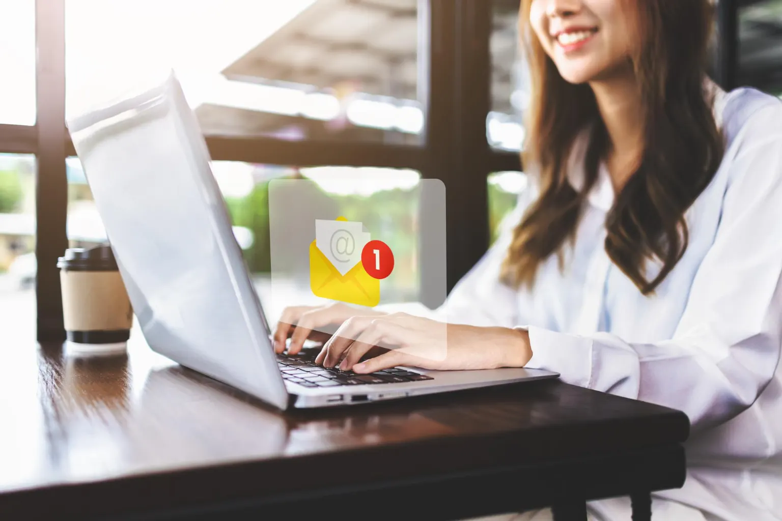 Une dirigeante échange avec des clients lors d’un événement professionnel pour promouvoir son entreprise.