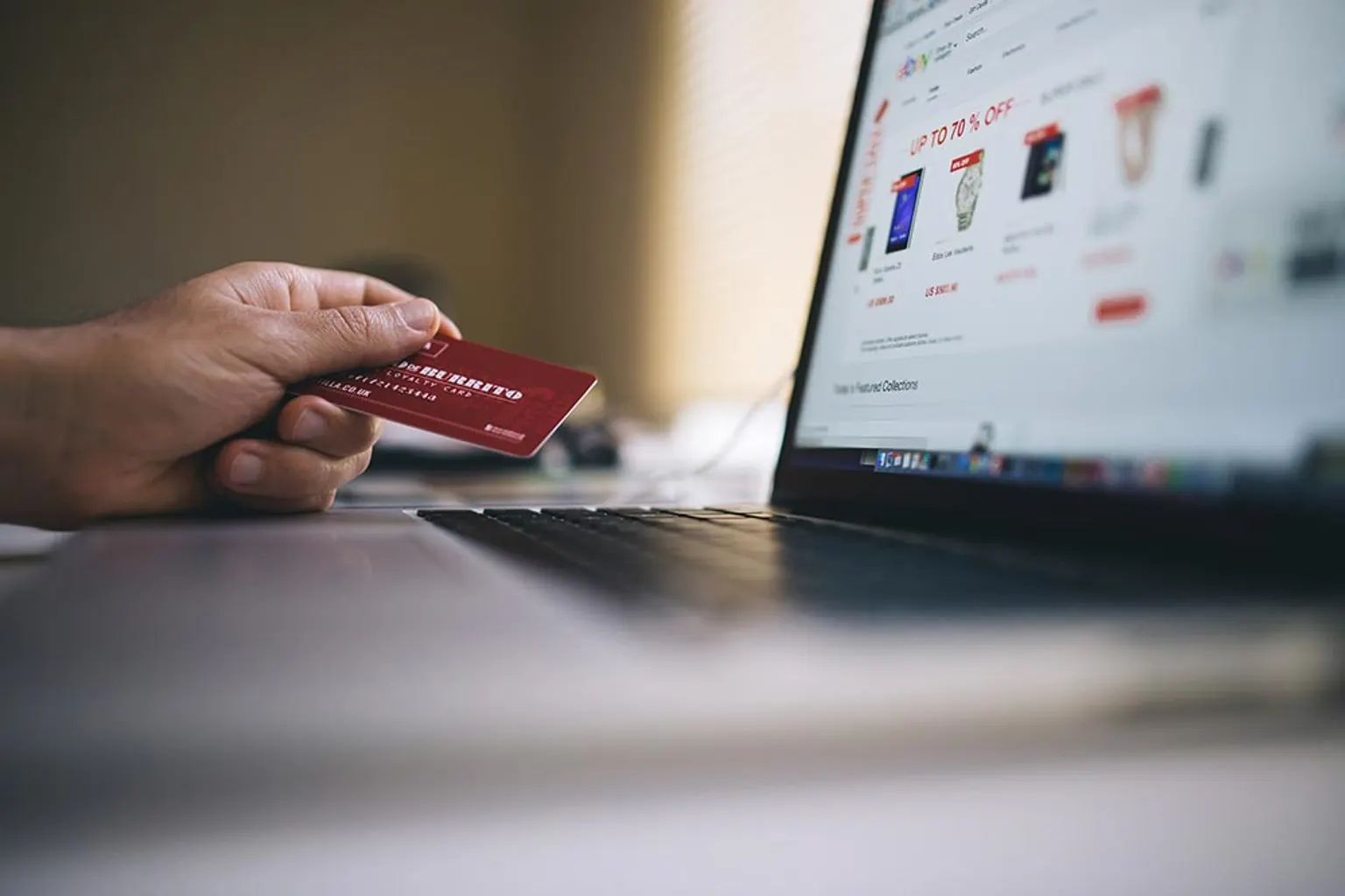Une acheteuse vérifie la fiabilité d'un site marchand et les conditions de paiement sur son ordinateur portable.