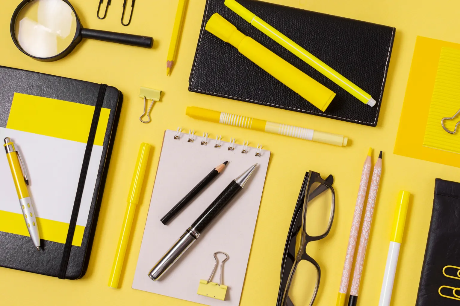 Cadeaux d’affaires personnalisés et responsables disposés sur un bureau professionnel pour une campagne de fidélisation client.