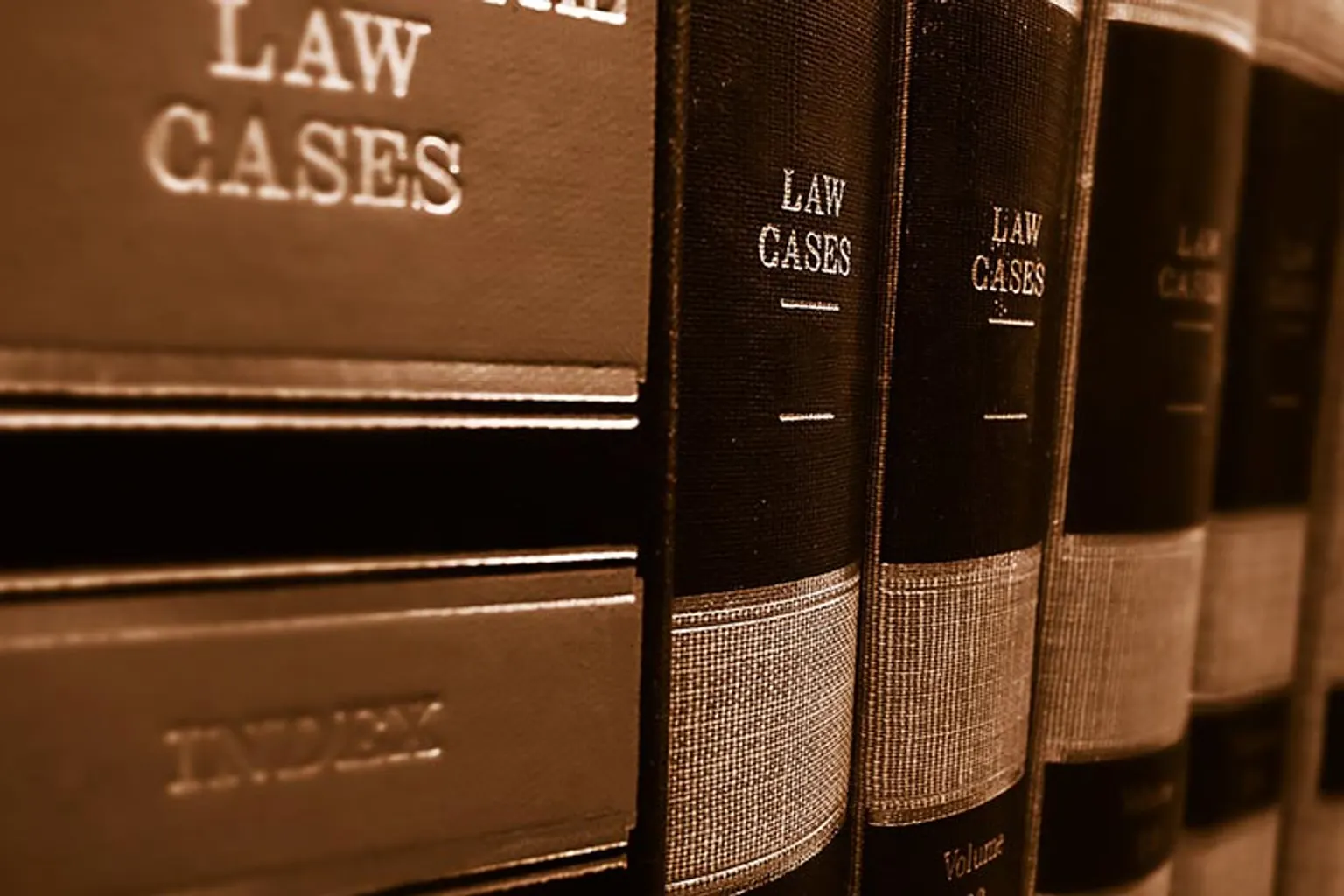 Un commissaire de justice rédige un procès-verbal de constat et prend des photographies dans un logement.