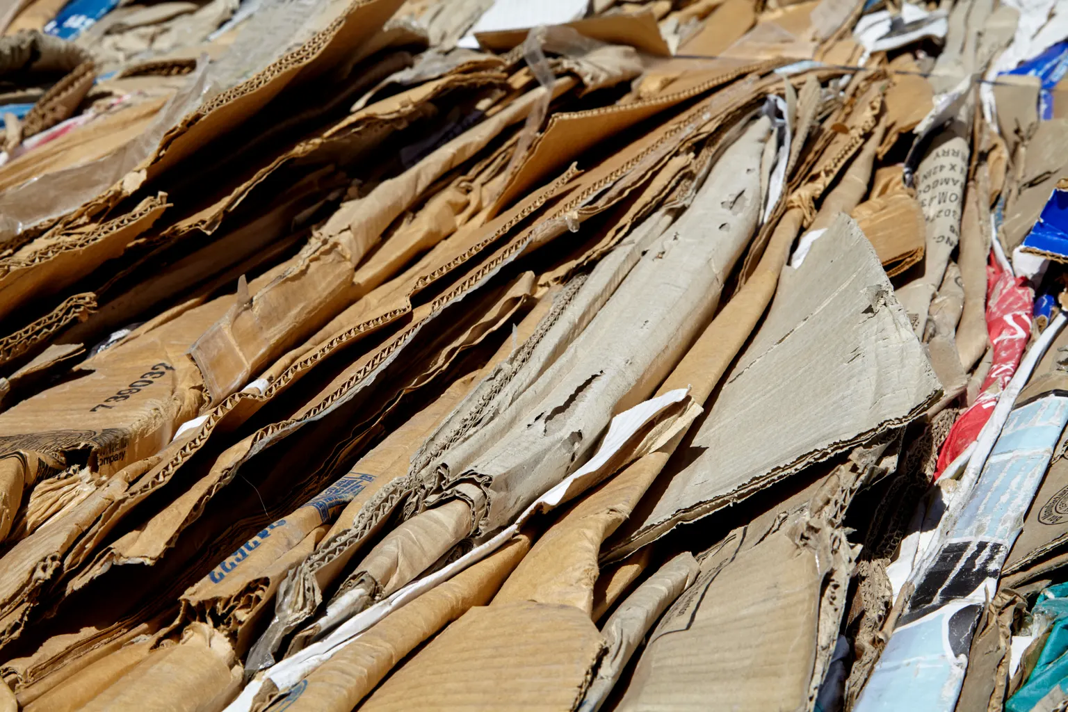 Des cartons d’emballage pliés et triés en vue de leur recyclage dans un centre de collecte.