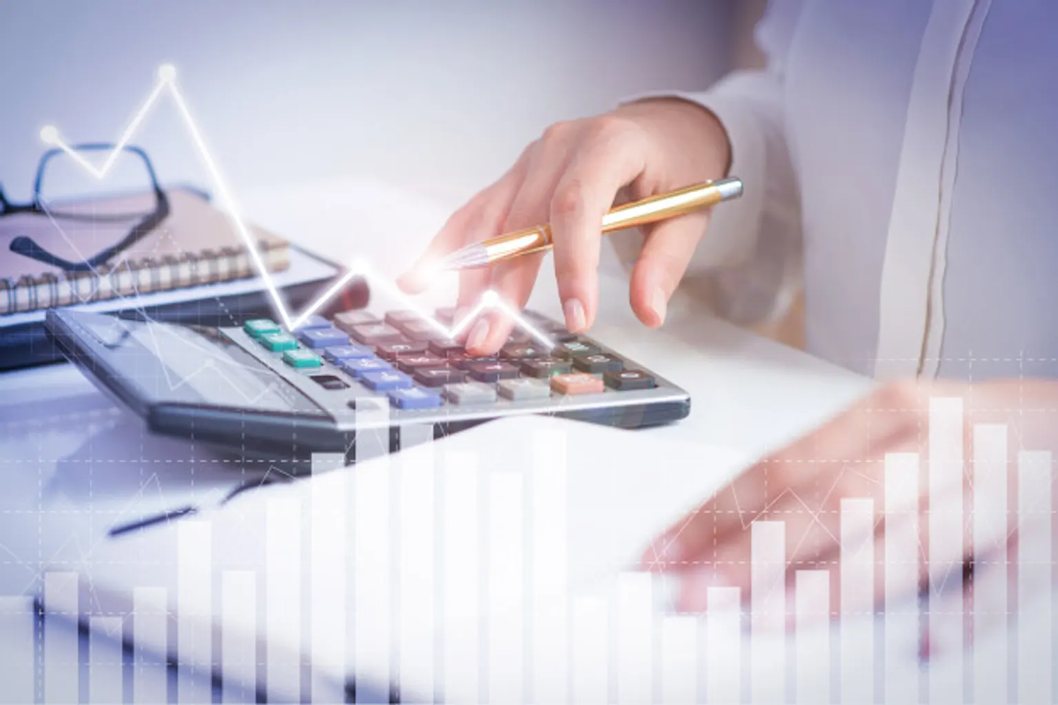 Professionnelle analysant des données et des indicateurs de performance sur un écran dans un bureau moderne.